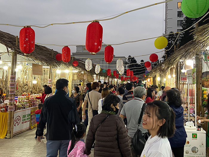 Hội chợ thu hút nhiều du khách tham quan và mua sắm