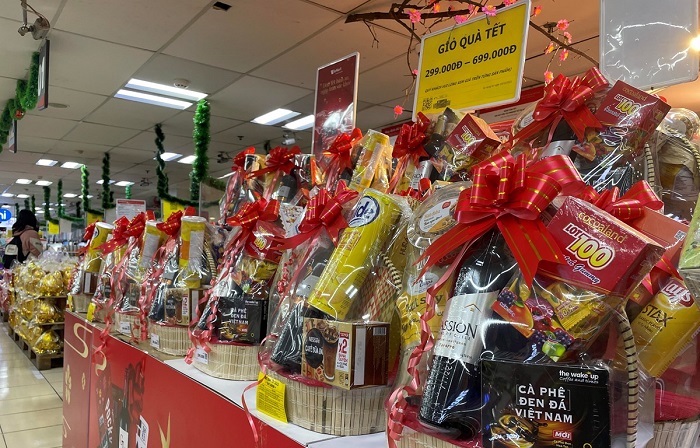 Các giỏ quà Tết được bày bán tại các siêu thị đa dạng với nhiều loại kiểu dáng mẫu mã cho khách hàng lựa chọn