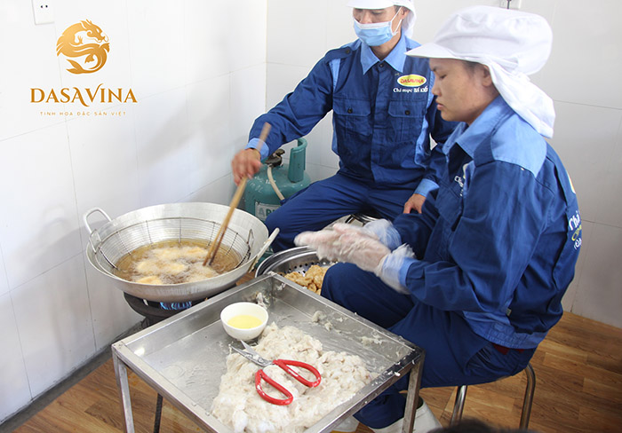 Nặn chả và chiên ngập dầu nóng giúp miếng chả giữ nguyên được độ ngọt tự nhiên của mực