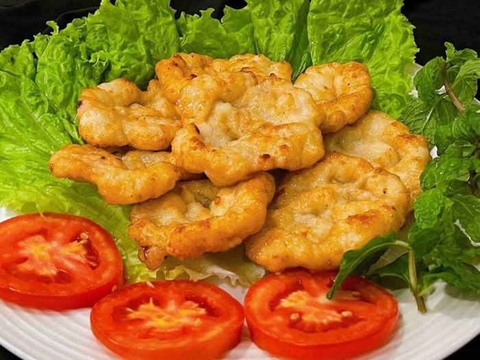 Chả mực ăn kèm rau gì chắc chắn không thể thiếu xà lách