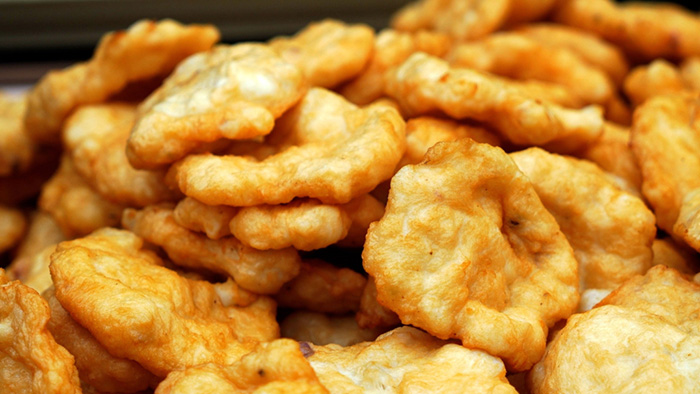 Chả mực là món đặc sản trứ danh của vùng biển Hạ Long, nổi tiếng bởi hương vị thơm ngon, giòn dai và vị ngọt tự nhiên từ mực tươi.